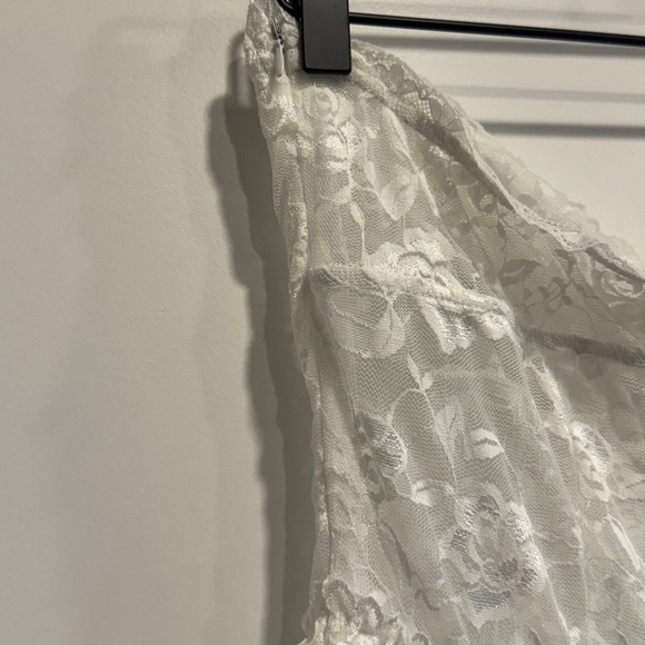 Elegant Lace Strapless Dress - Picture 14 of 15